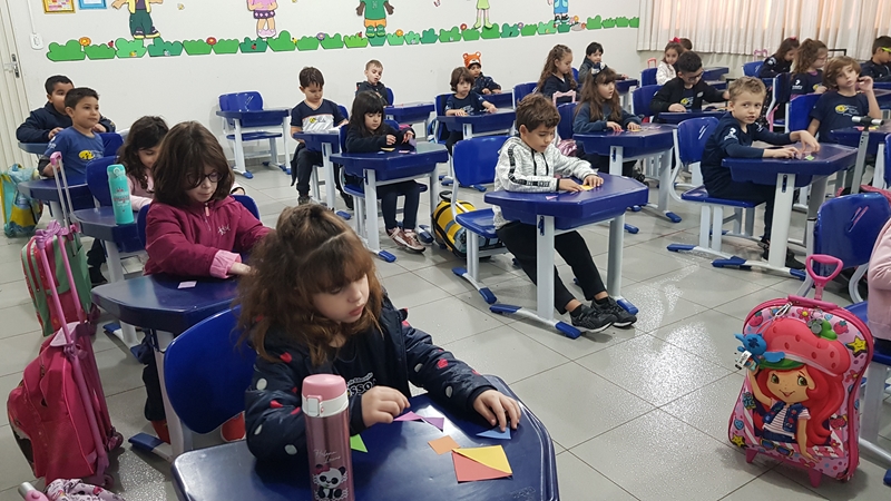 Alunos trabalham com tangram
