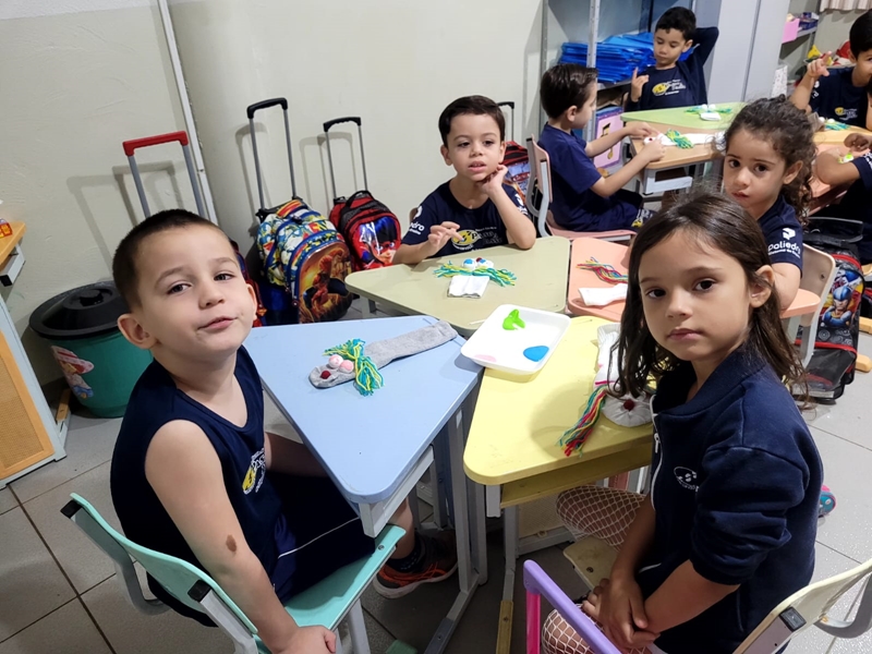 Alunos confeccionam seus próprios fantoches