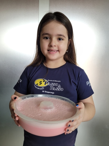 Alunos fazem pudim de gelatina