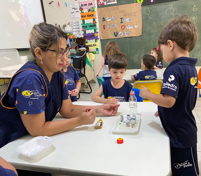 Alunos constroem garrafa sensorial