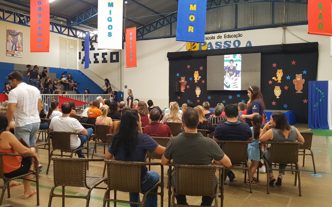 Alunos do Programa Bilíngue realizam apresentações