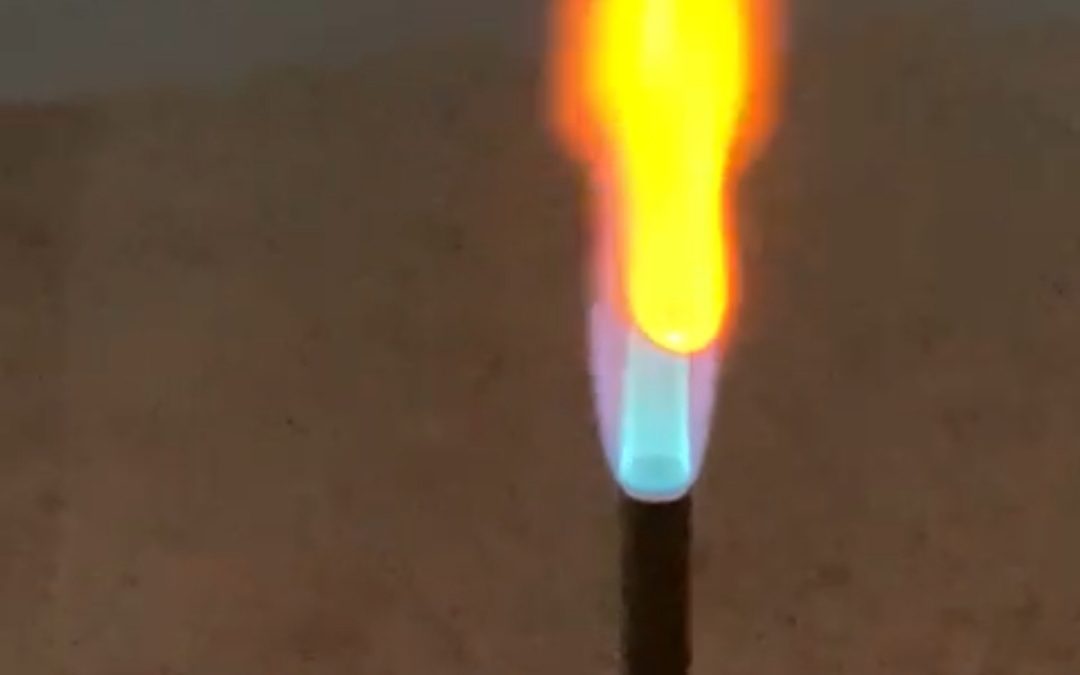 Alunos da 1ª série do EM realizam teste da chama como ferramenta para compreender a emissão de luz