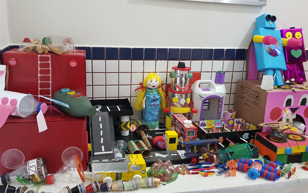 Alunos dos minijardins criam brinquedos com material reciclado