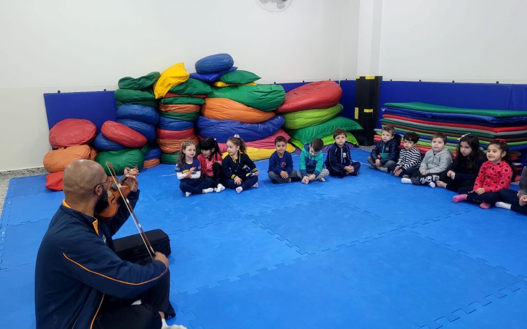 Alunos dos jardins I conhecem violino